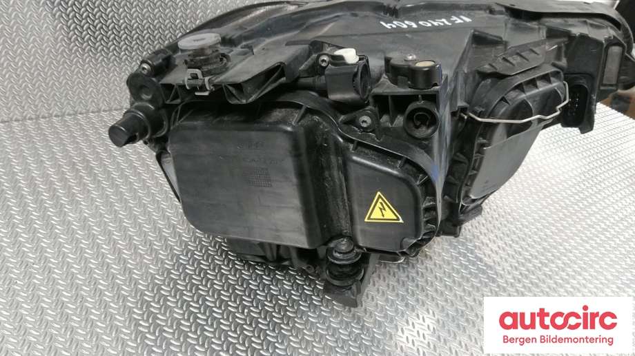 Frontlykt venstre halogen til VW Golf Sportsvan 2014-2018  (VOLKSWAGEN|517 941 043 B|)