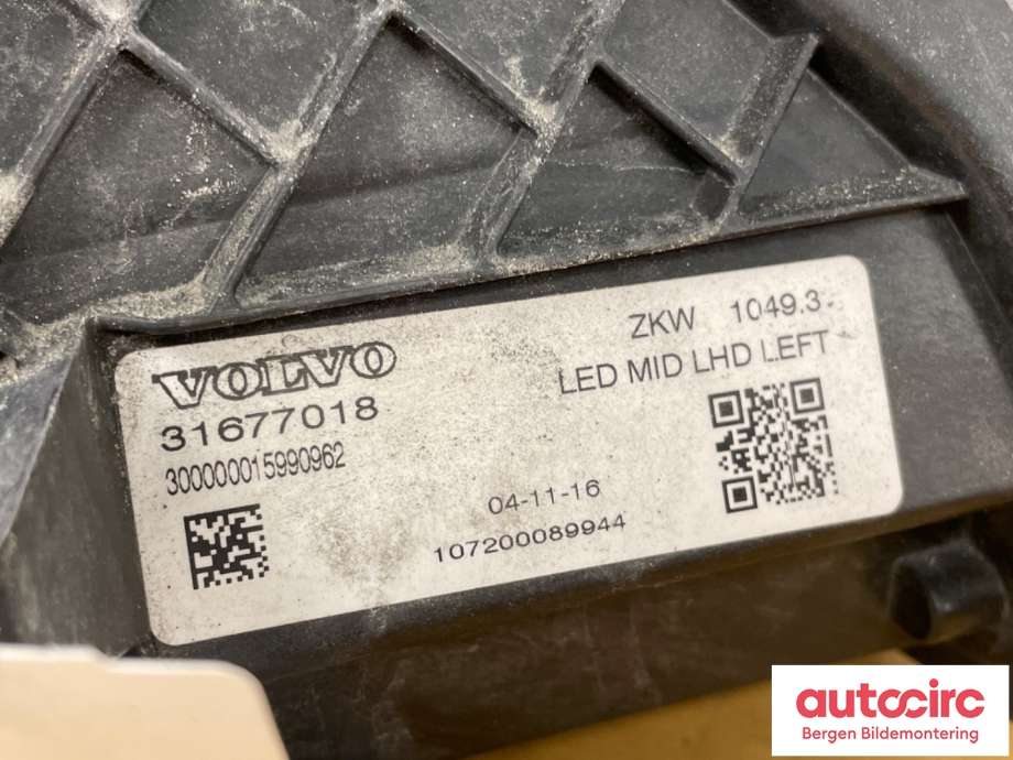 Frontlykt venstre halogen til Volvo V40 2012-2019  (VOLVO|31677026||31677018)