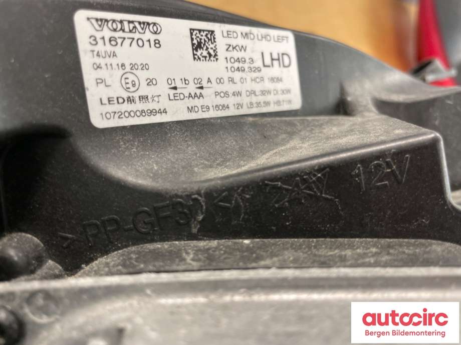 Frontlykt venstre halogen til Volvo V40 2012-2019  (VOLVO|31677026||31677018)