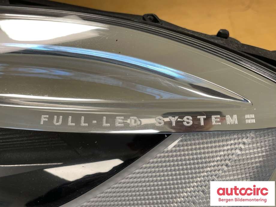 Frontlykt venstre halogen til Volvo V40 2012-2019  (VOLVO|31677026||31677018)