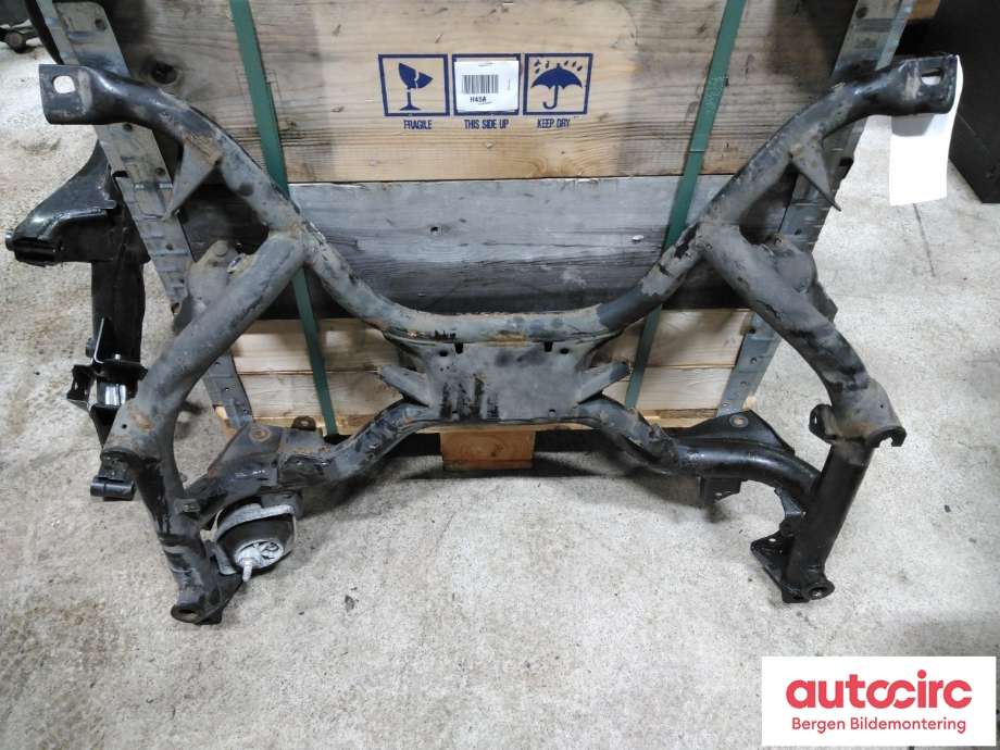 Travers foran hoved til BMW 5-Serie, 1996-2003 (E39) (E39) (BMW|31 11 2 228 790)