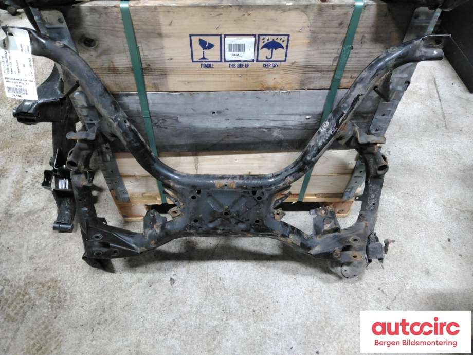 Travers foran hoved til BMW 5-Serie 1996-2003 (E39) (E39) (BMW|31 11 2 228 790|)