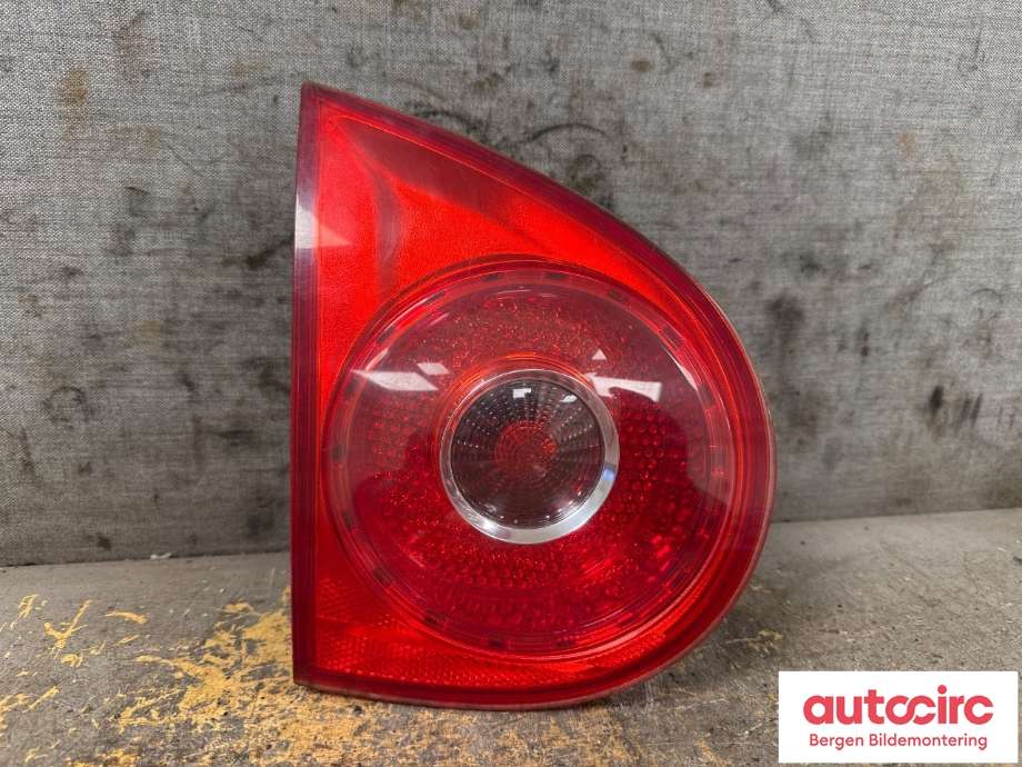 Baklykt venstre indre til VW Golf V, Combi 2003-2008 (VOLKSWAGEN|1K6 945 093 E|)
