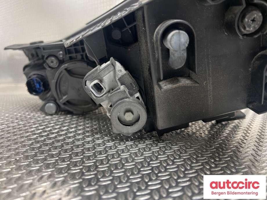 Frontlykt høyre halogen til Hyundai Ioniq Electric 2016-2019 (Fase 1)  (HYUNDAI|92102G 7000WPR|)