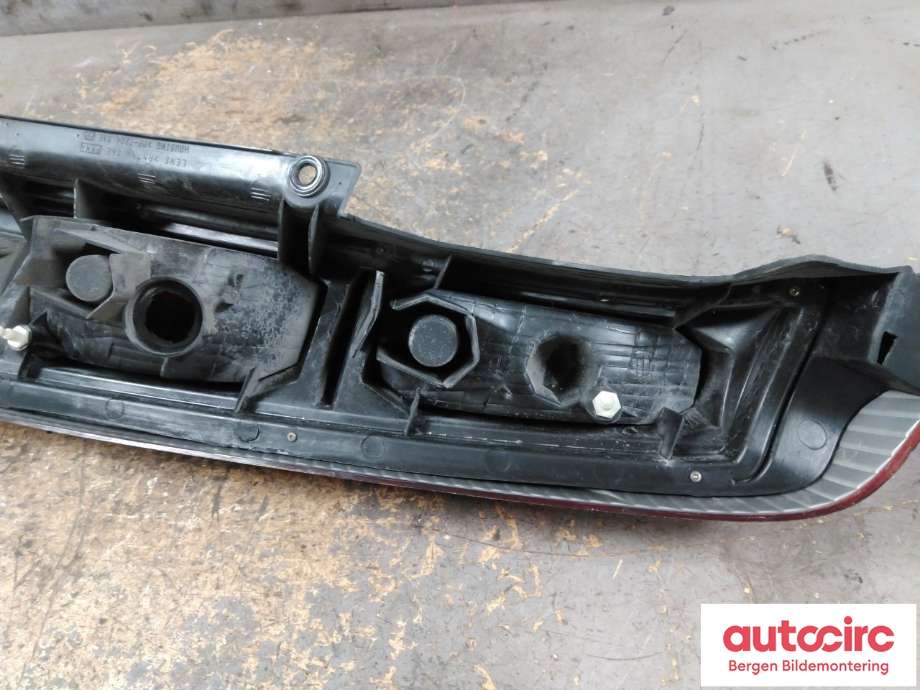 Baklykt venstre til Nissan X-Trail 2002-2007 (T30) (T30) (NISSAN|26555EQ00A|26555EQ00B|)