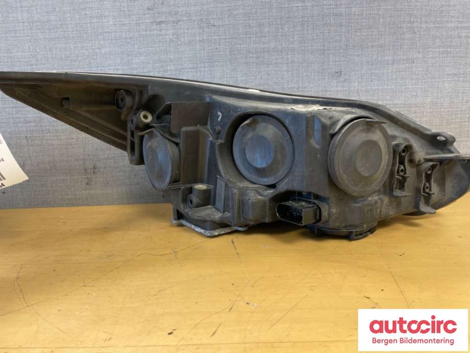 Frontlykt venstre halogen til Ford Focus 2011-2014 (Type III, Fase 1)  (FORD|2004299|10R-034663|BM51-13006-JB)