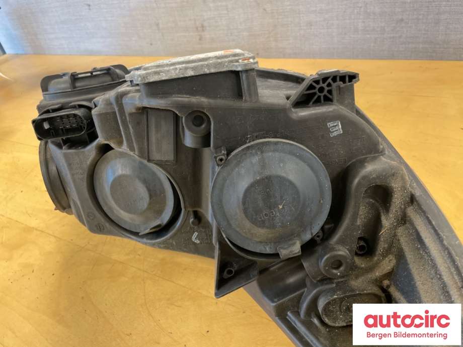 Frontlykt venstre halogen til Ford Focus 2011-2014 (Type III, Fase 1)  (FORD|2004299|10R-034663|BM51-13006-JB)