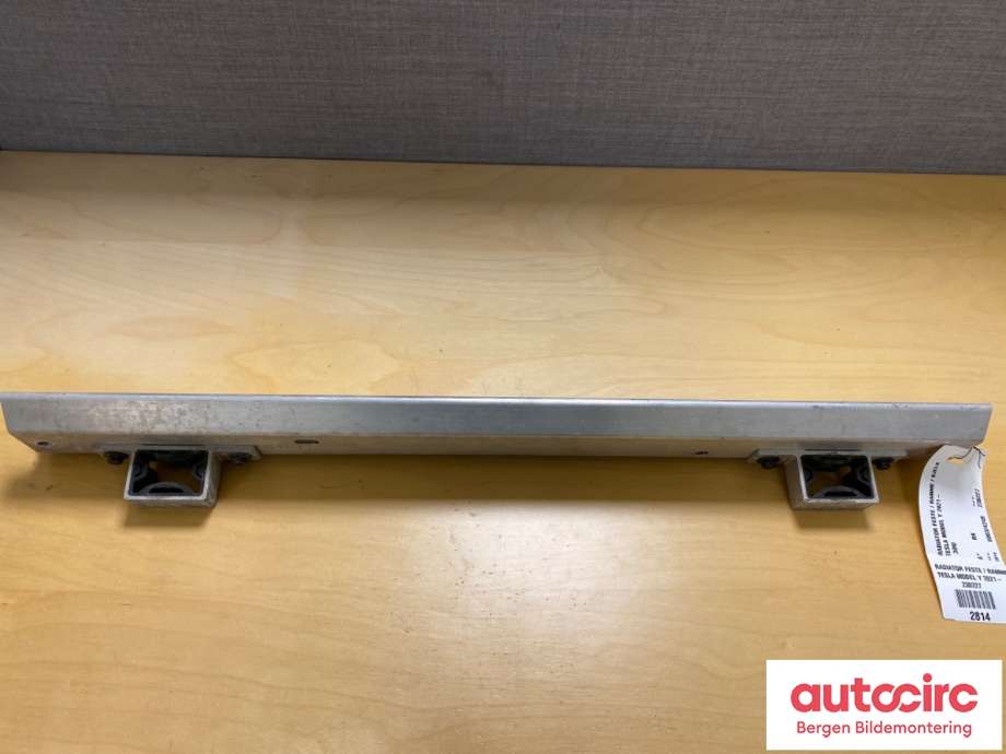 Diverse deler til Tesla Model Y 2021-2024 (Type I)  (TESLA|1667529-00-A|)