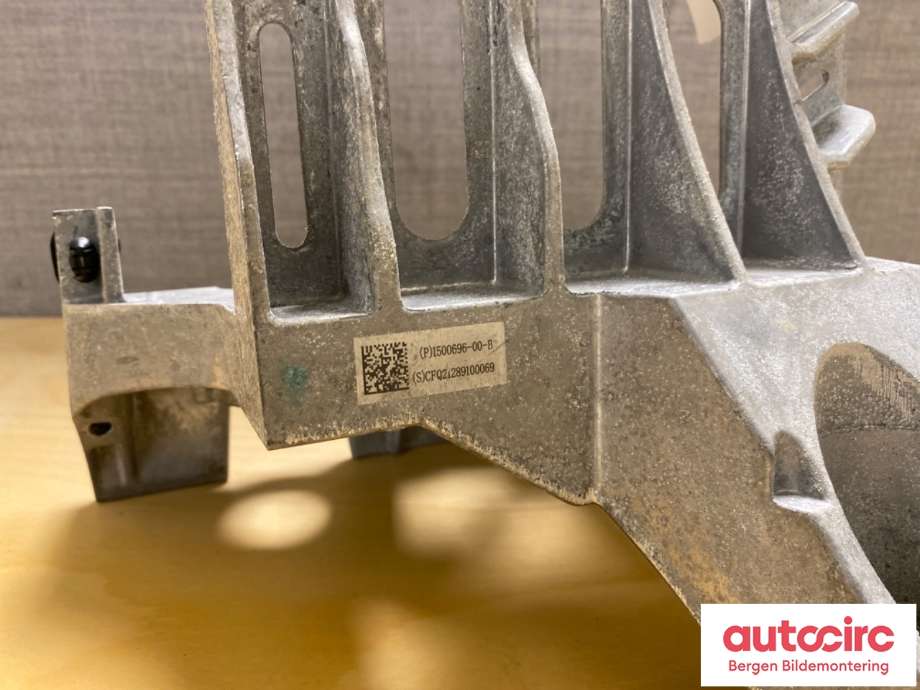 Diverse deler til Tesla Model Y 2021-2024 (Type I)  (TESLA|1506443-00-D|)