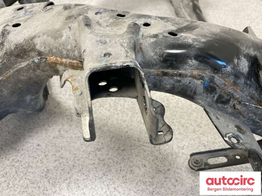 Travers bak til Tesla Model Y 2021-2024 (Type I)  (TESLA|1044580-01-C|1044580-00-D)