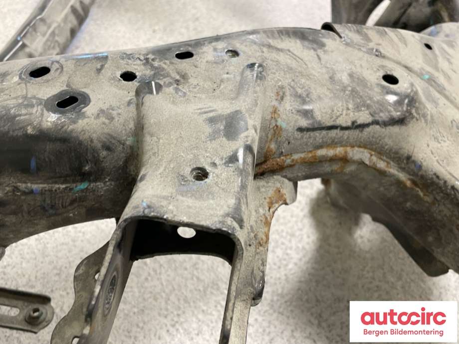 Travers bak til Tesla Model Y 2021-2024 (Type I)  (TESLA|1044580-01-C|1044580-00-D)