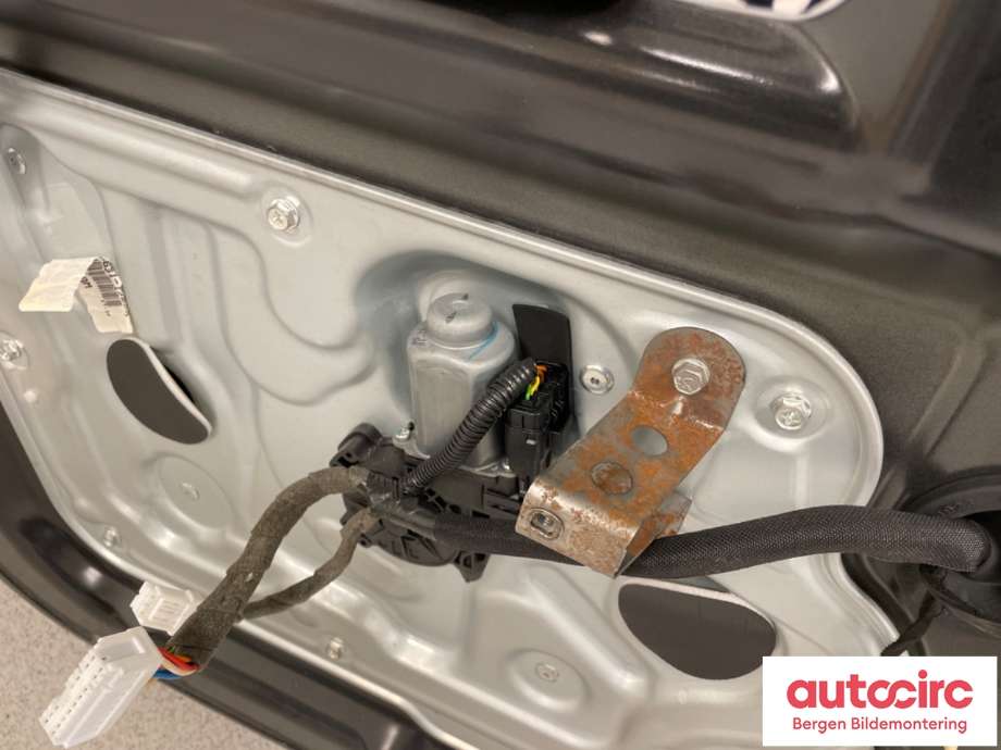 Dør venstre foran til Nissan Qashqai 2010-2014 (Type I, Fase 2)  (NISSAN|H0101JD0MD|H0101JD0M0|)