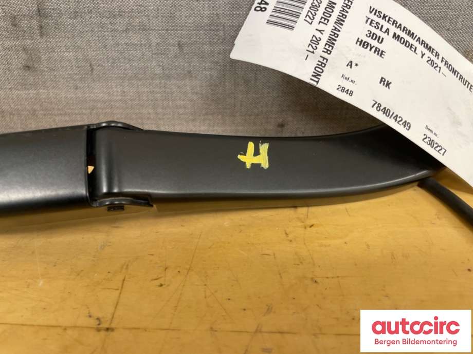 Viskerarmer frontrute til Tesla Model Y 2021-2024 (Type I)  (TESLA|1490249-00-C||1490249-00-B)