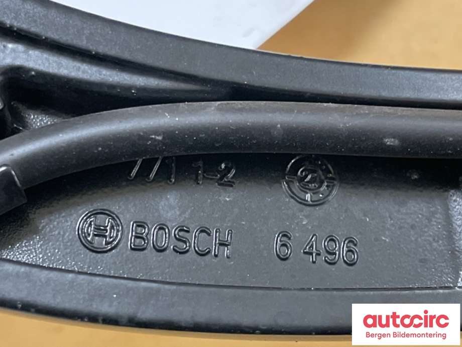 Viskerarmer frontrute til Tesla Model Y 2021-2024 (Type I)  (TESLA|1490249-00-C||1490249-00-B)