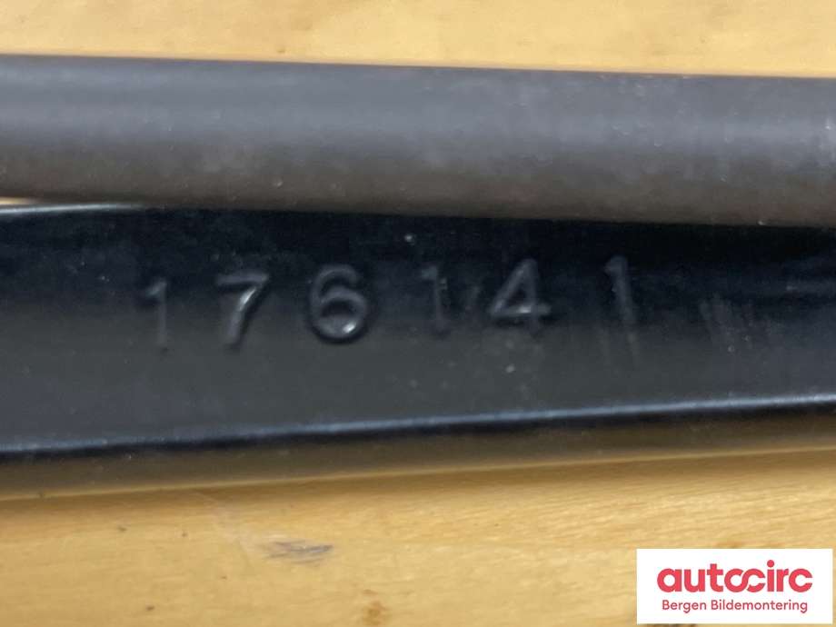 Viskerarmer frontrute til Tesla Model Y 2021-2024 (Type I)  (TESLA|1490246-00-C||1490246-00-B)