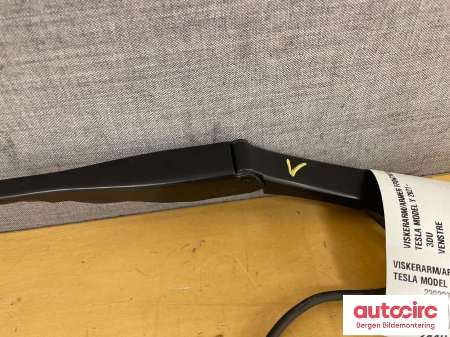 Viskerarmer frontrute til Tesla Model Y 2021-2024 (Type I)  (TESLA|1490246-00-C||1490246-00-B)