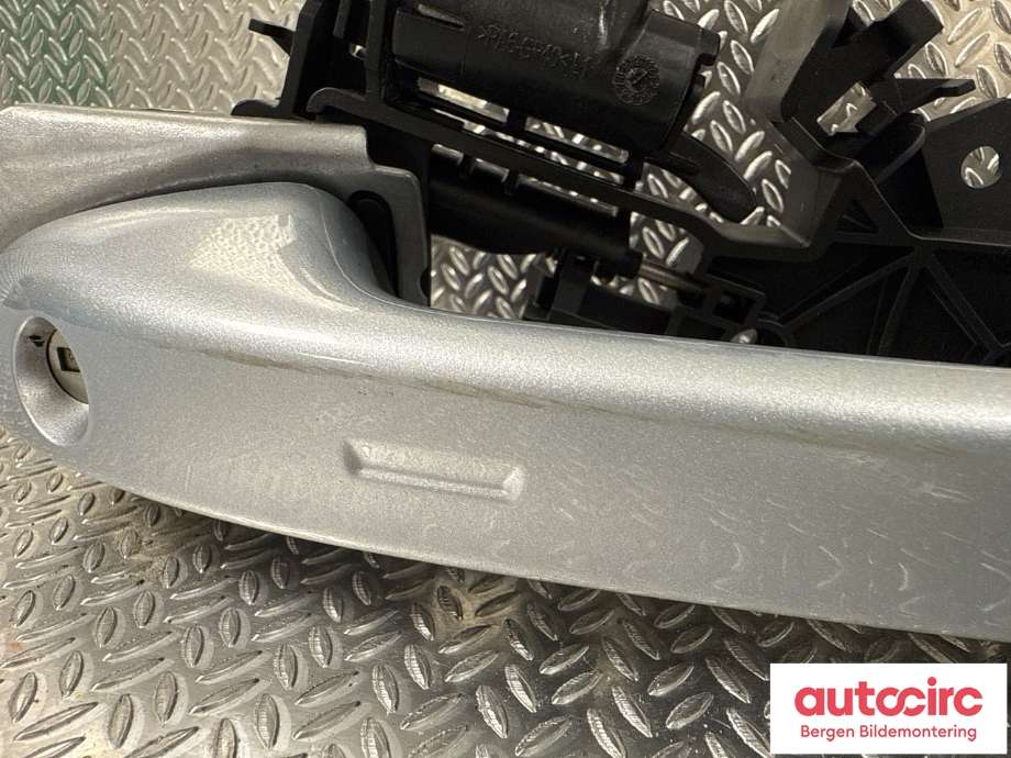 Dørhåndtak utv venstre til VW ID.3 2020-->> (VOLKSWAGEN|5H1 837 205 R|5H1 837 885 E|)