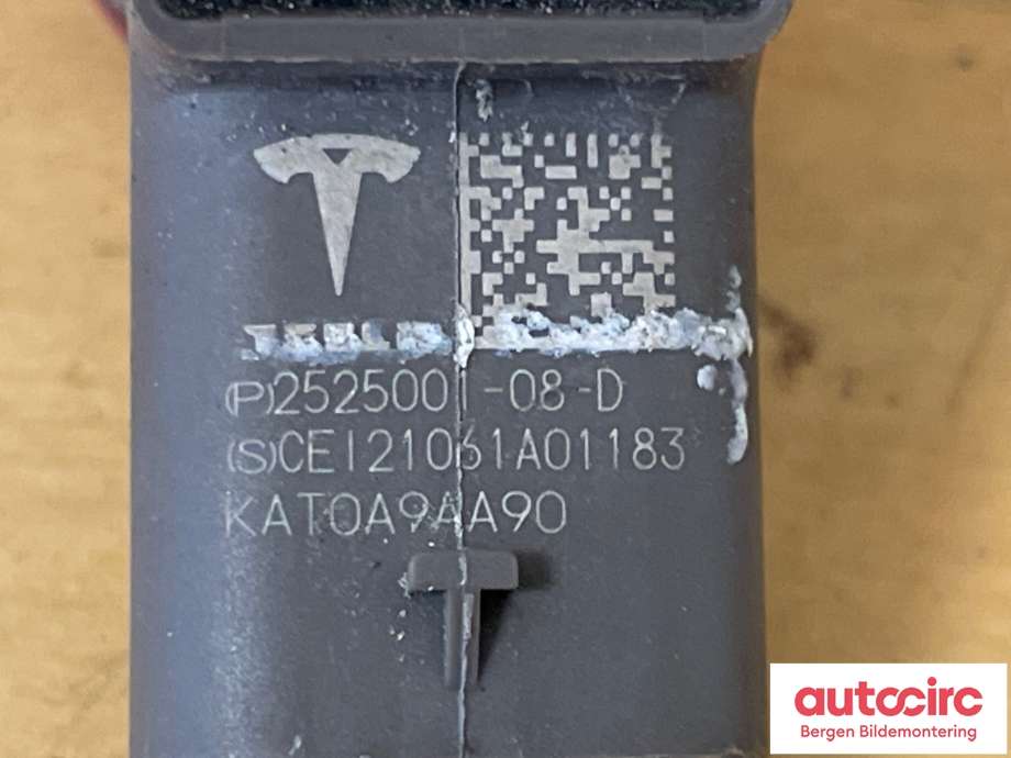 Parkeringssensor foran til Tesla Model Y 2021-2024 (Type I)  (TESLA|2525002-08-D||2525001-08-D)