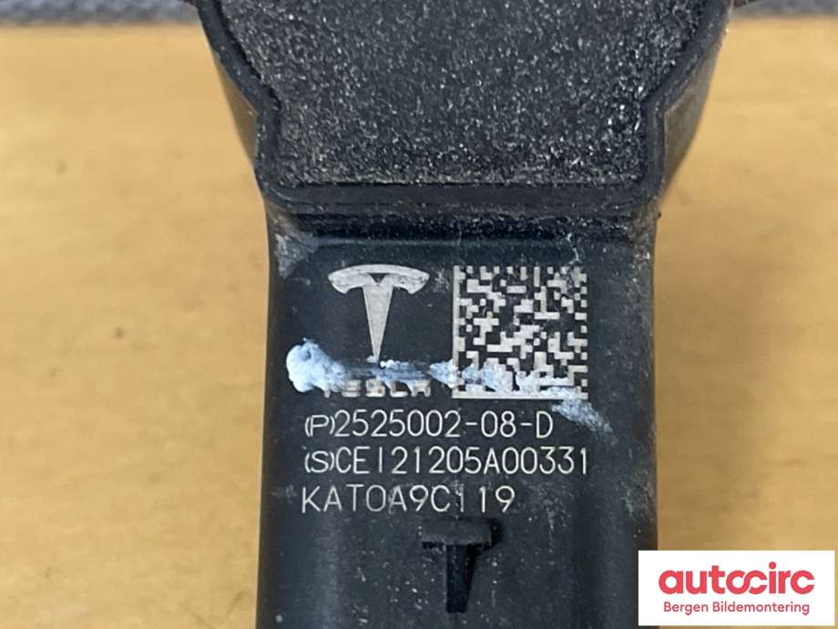 Parkeringssensor foran til Tesla Model Y 2021-2024 (Type I)  (TESLA|2525002-08-D|)