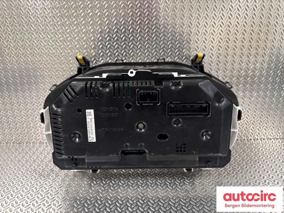 Instrumentpanel til Toyota Yaris 2014-2020 (Type III, Fase 2)  (TOYOTA|838000UC90|)