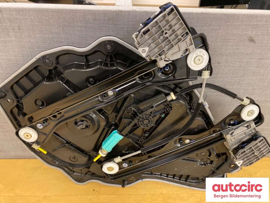 Ruteheis til Tesla Model Y 2021-2024 (Type I)  (TESLA|1526806-00-C||1495512-00-E)