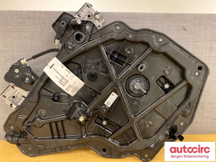 Ruteheis til Tesla Model Y 2021-2024 (Type I)  (TESLA|1526806-00-C||1495512-00-E)