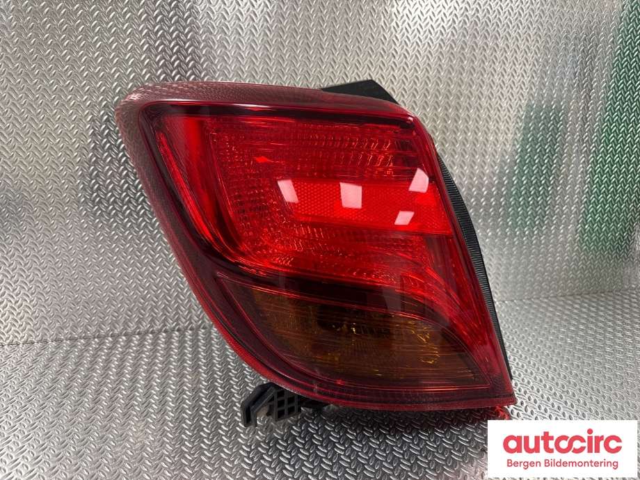 Baklykt venstre til Toyota Yaris 2014-2020 (Type III, Fase 2) (TOYOTA|815610D600|)