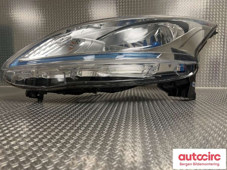 Frontlykt venstre halogen til Nissan NV200 2010-2019 (NISSAN|260604FA1A|)