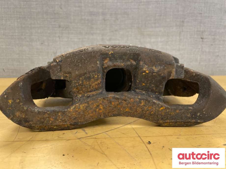 Bremsecaliper venstre foran til Volvo XC90 2002-2006 (Type I, Fase 1)  (VOLVO|8252177|)