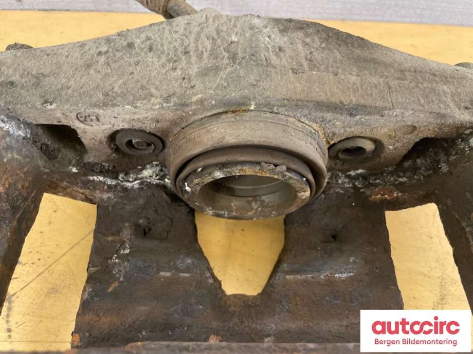 Bremsecaliper venstre foran til Volvo XC90 2002-2006 (Type I, Fase 1)  (VOLVO|8252177|)