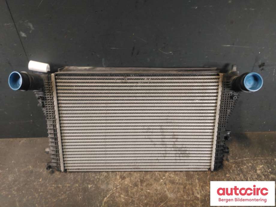 Intercooler til VW Caddy 2010-2015 (Type III, Fase 2) (VOLKSWAGEN|1K0 145 803 CG|1K0 145 803 CC|)