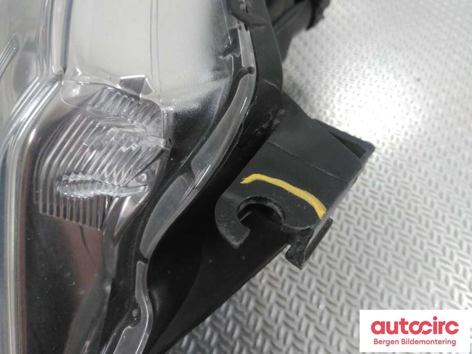 Frontlykt høyre halogen til Toyota Yaris 2012-2014 (Type III, Fase 1)  (811300D450|)