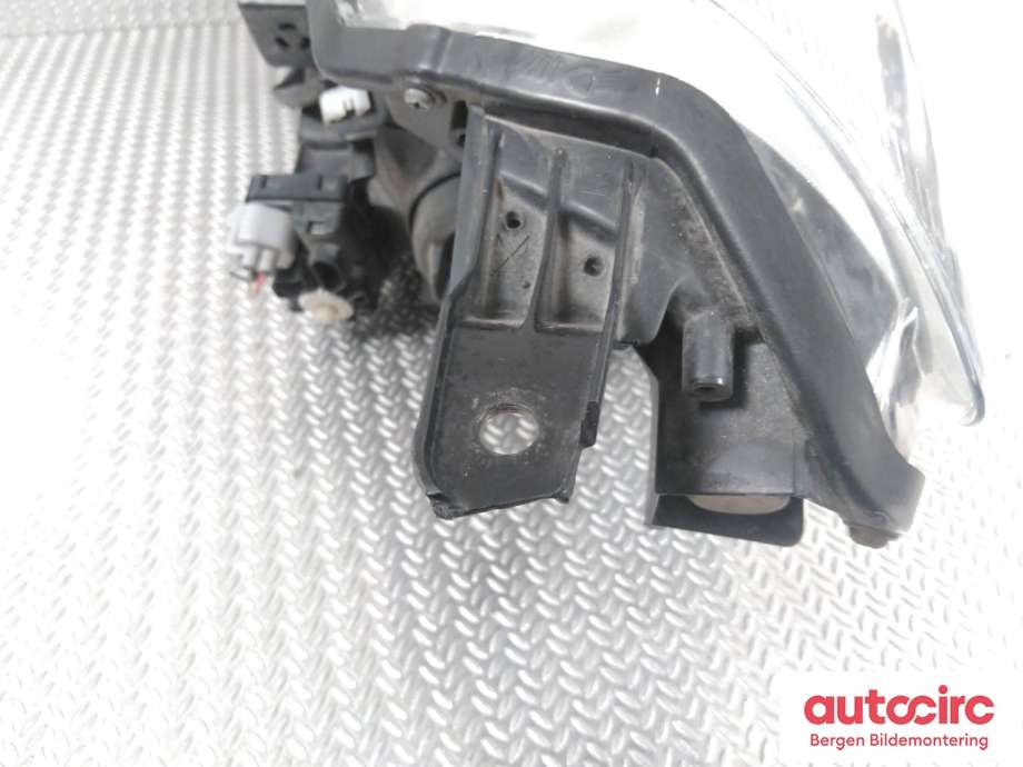 Frontlykt høyre halogen til Toyota Yaris 2012-2014 (Type III, Fase 1)  (811300D450|)