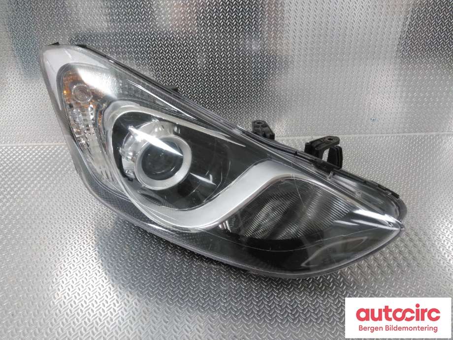 Frontlykt høyre halogen til Hyundai i30 2012-2017 (Type II) (HYUNDAI|92102A 6100|)