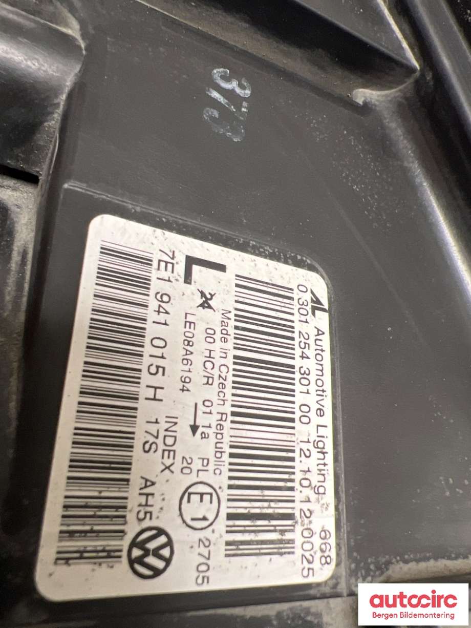 Frontlykt venstre halogen til VW Transporter / Caravelle 2009-2015 (Fase 2) (T5) (T5) (VOLKSWAGEN|7E1 941 015 R|)