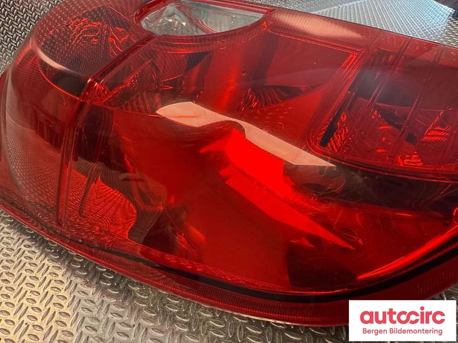 Baklykt venstre til Mitsubishi Colt 2009-2013 (Type VII, Fase 2)  (MITSUBISHI|8330A701|)