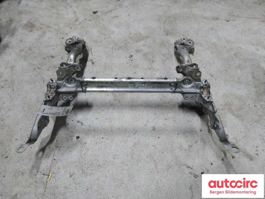 Travers foran hoved til Audi A4, Allroad 2009-2016 (Type I) (B8) (B8) (AUDI|8K0 399 315 G|)
