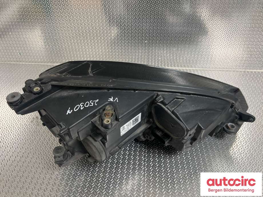 Frontlykt venstre halogen til VW e-Golf 2014-2017 (Fase 1)  (VOLKSWAGEN|5GE 941 773|)