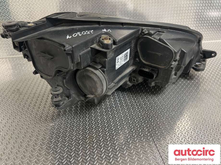 Frontlykt venstre halogen til VW e-Golf 2014-2017 (Fase 1)  (VOLKSWAGEN|5GE 941 773|)