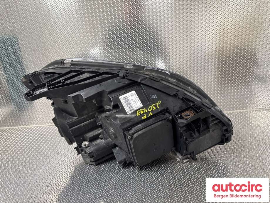 Frontlykt venstre halogen til Mercedes B-Klasse 2011-2018 (W246) (W246) (MERCEDES|A 246 820 01 39|)
