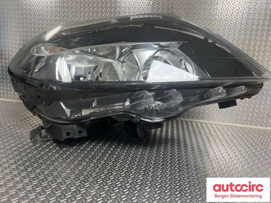 Frontlykt høyre halogen til Mercedes B-Klasse 2011-2018 (W246) (W246) (MERCEDES|A 246 820 02 61|)
