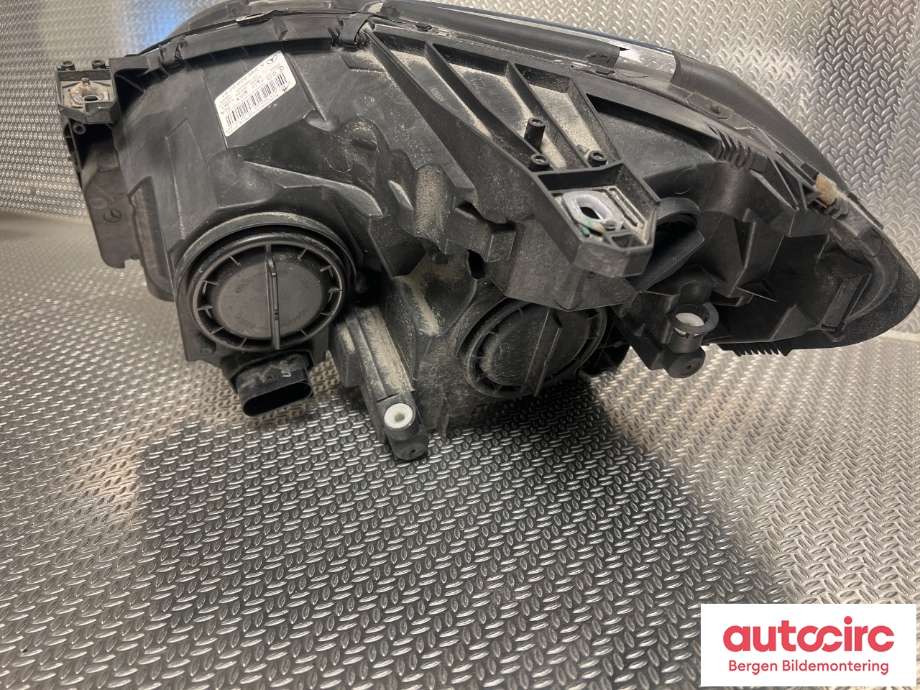 Frontlykt høyre halogen til Mercedes B-Klasse 2011-2018 (W246) (W246) (MERCEDES|A 246 820 02 61|)