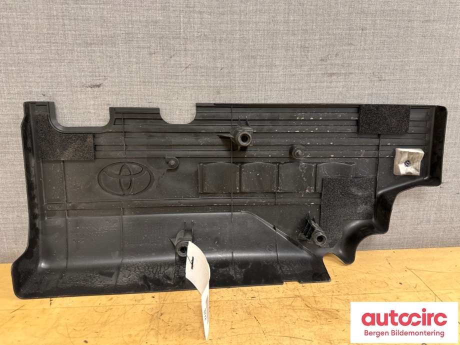 Motordeksel over motor til Toyota Yaris 2012-2014 (Type III, Fase 1)  (TOYOTA|126110Y030|)