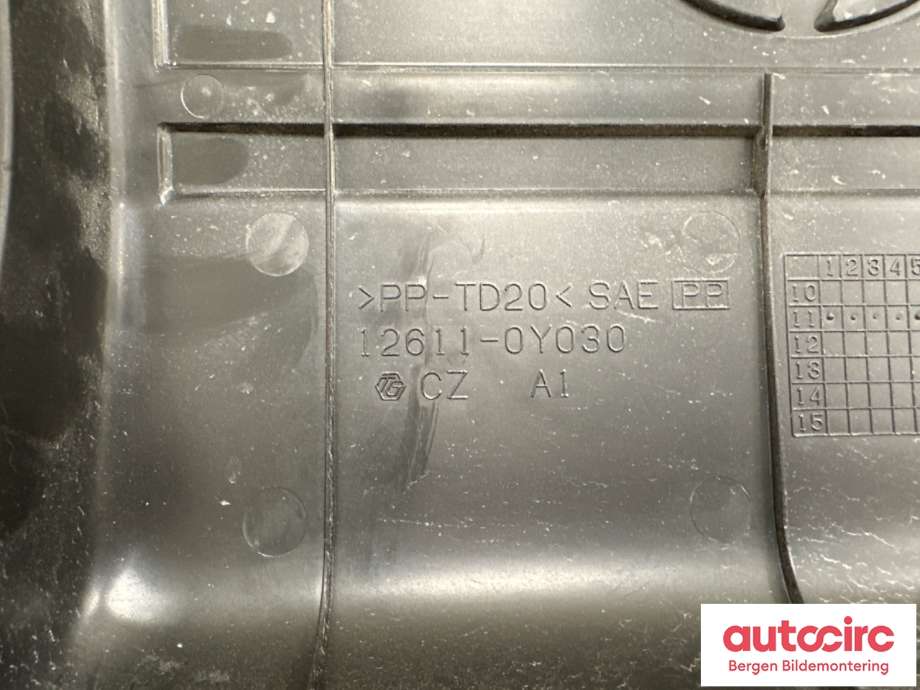 Motordeksel over motor til Toyota Yaris 2012-2014 (Type III, Fase 1)  (TOYOTA|126110Y030|)