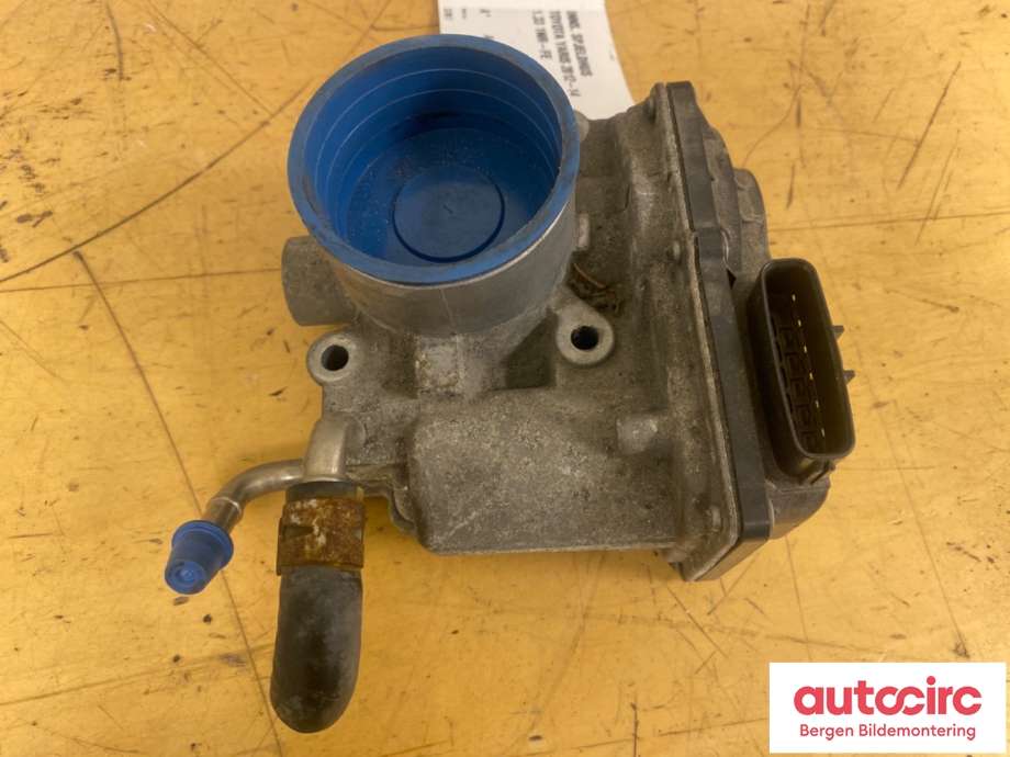 Spjeldhus til Toyota Yaris 2012-2014 (Type III, Fase 1)  (TOYOTA|2203047010||22030-47010)