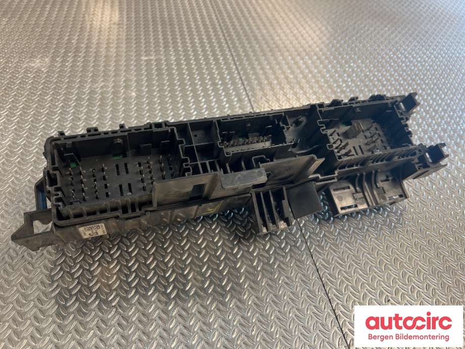 Sikringsboks til Tesla Model X 2016-->>  (TESLA|1034405-02-B|1119059-02-A|1034405-02-D)
