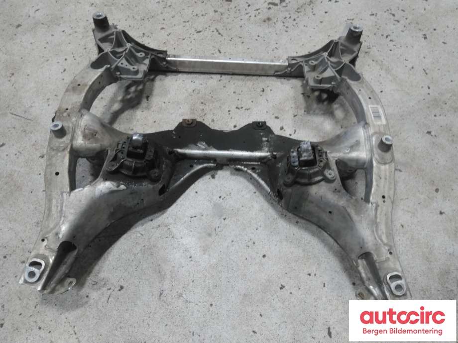 Travers foran hoved til BMW 5-Serie 2010-2017 (F10/F11) (F10/F11) (BMW|31 11 6 796 692|)