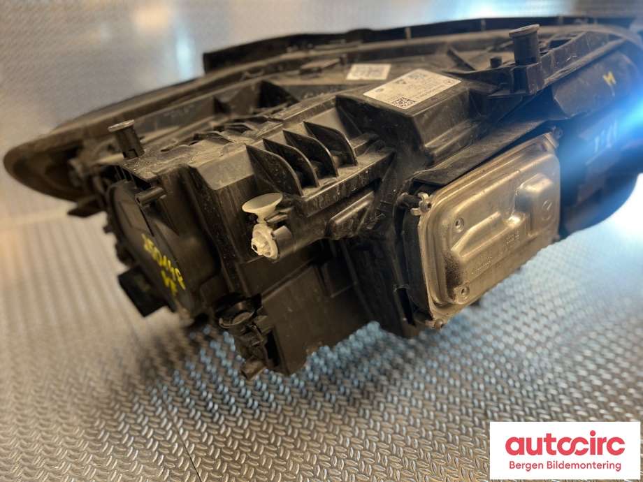 Frontlykt venstre halogen til Mercedes Citan 2021-->> (W420) (W420) (MERCEDES|A4209064200|)