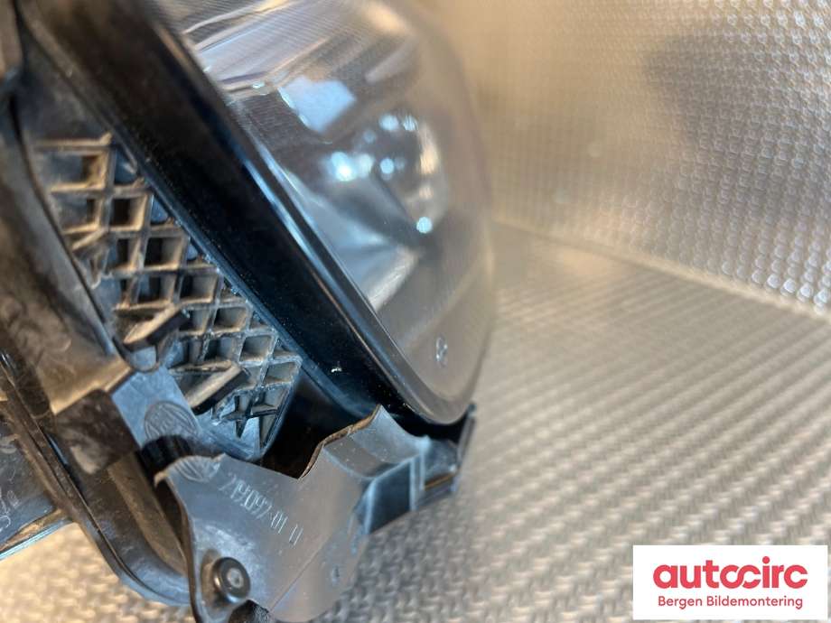 Frontlykt venstre halogen til Mercedes Citan 2021-->> (W420) (W420) (MERCEDES|A4209064200|)