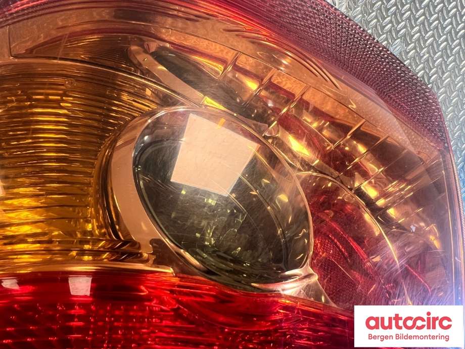 Baklykt venstre til Toyota Corolla 2002-2007  (TOYOTA|8156102300|)